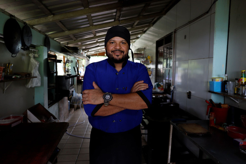 Después de empezar de nuevo en Brasil, Romeu convirtió su pasión por la cocina en un lugar de pertenencia para migrantes y locales.